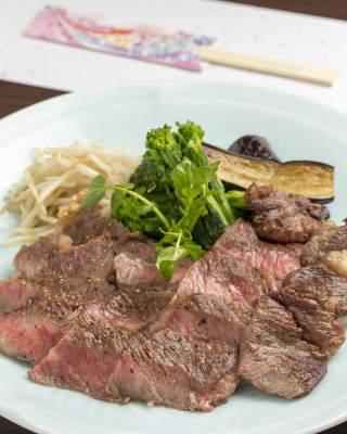 常陸牛サーロインステーキ　季節野菜添え（250g）は7,800円。