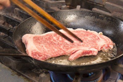 肉の美味しさを引き出すステーキ。2〜3人で注文して、酒の供に食べる人が多いそう！