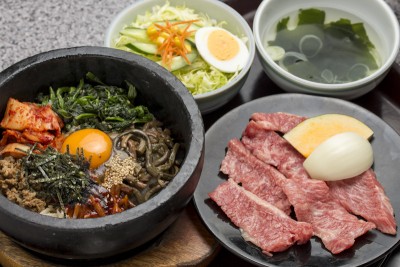 石焼ビビンバと焼肉のセット1,450円。もちろんこれも常陸牛のカルビが入ることも♪