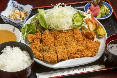 鶏もも肉をドーンと1枚丸々揚げたビックチキンカツ定食は1,000円。
