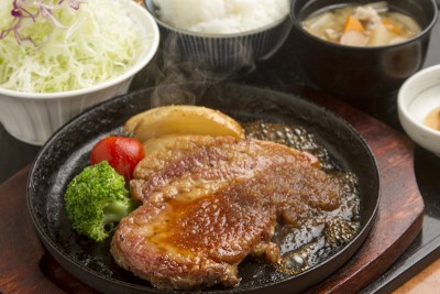 豚ステーキの概念を覆す柔らかと美味しさの豚とんステーキ（150ｇ）は1,598円！