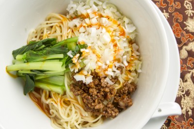 修業先から引き継ぐ汁なし担々麺（980円）は北海道から特注麺をとりよせます。