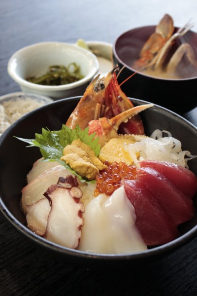 新鮮魚介をスペシャルなボリュームで盛り付けた至極の「スペシャル海鮮丼」(1,980円)