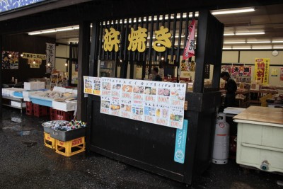 「浜焼き」の文字が目印。目の前で焼いて、熱々の焼き立てを提供してくれます。