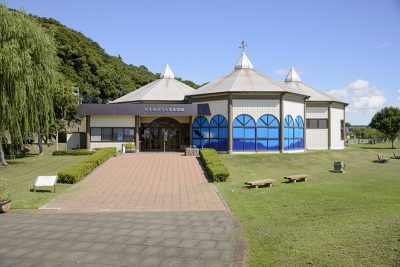 とんがり屋根と八角形の外壁!とても小さな水族館ですが見ごたえは十分!!