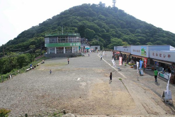 ケーブルカー筑波山頂駅もあり賑わっています。